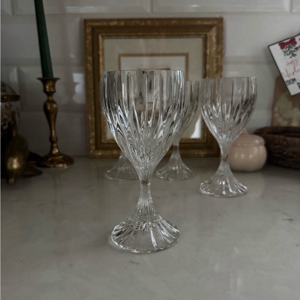 Mikasa Crystal Park Lane Wine Glasses 6 1/4" Set of 4 - Picture 3 of 8